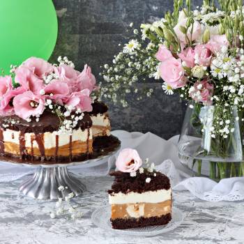 Что подарить вместе с тортом на день рождения