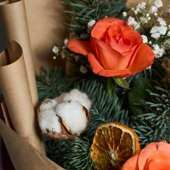 Зимний букет-комплимент с оранжевой розой Кения в корейской упаковке