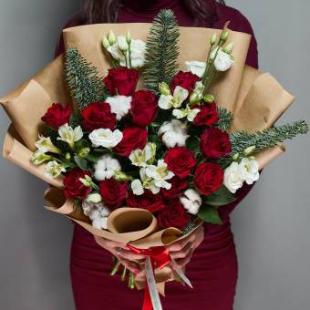 Зимний букет с красной розой Кения и альстромерией в корейской упаковке