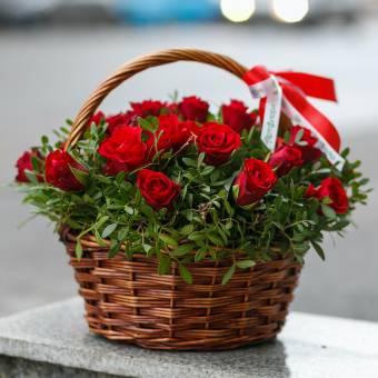 24 красных роз Кения с зеленью в корзине