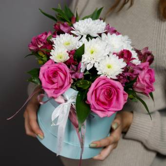 Букет в шляпной коробке small из розовых роз, хризантем и альстромерий