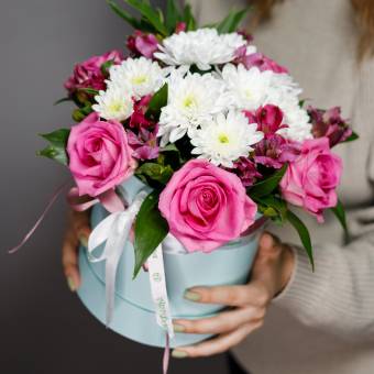 Букет в шляпной коробке small из розовых роз, хризантем и альстромерий