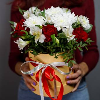 Букет в шляпной коробке small из красных роз, хризантем и альстромерий