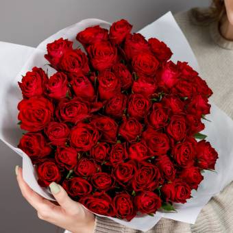 Букет из 51 красной розы 50 см (Кения) в белой упаковке