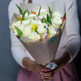 Букет из белых роз и тюльпанов микс - М