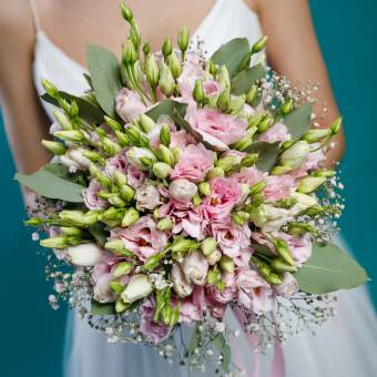 Букет невесты из розового лизиантуса и гипсофилы с эвкалиптом