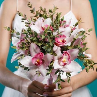 Букет невесты из орхидей и эвкалипта