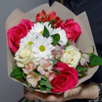 Букет из белых и розовых эквадорских роз с альстромерией - S