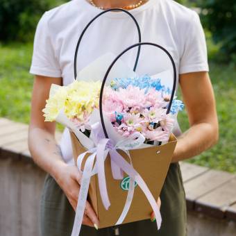 Цветочная сумочка с кустовой хризантемой нежный микс