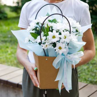 Цветочная сумочка с белой кустовой хризантемой