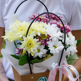 Цветочная сумочка с кустовой хризантемой микс