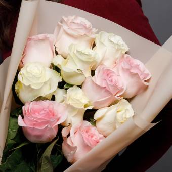 Букет из 11 розовых и белых роз 50 см (Эквадор)
