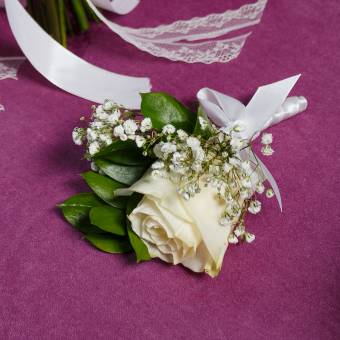 Набор букет невесты из белых роз и гипсофилы и бутоньерка