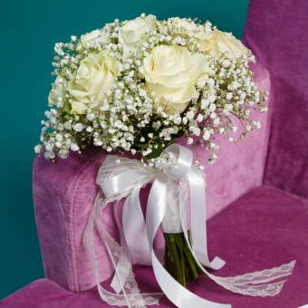 Набор букет невесты из белых роз и гипсофилы и бутоньерка