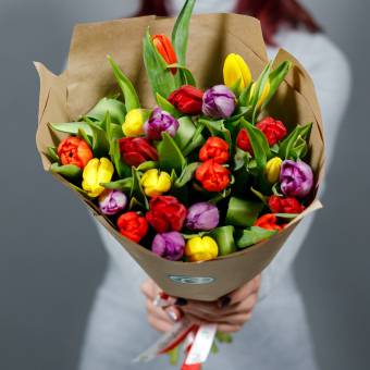 Букет из 25 тюльпанов яркий микс