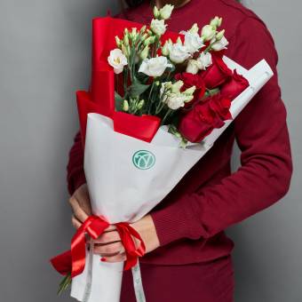Букет из красных роз 50 см (Эквадор) и лизиантус - М в корейской упаковке