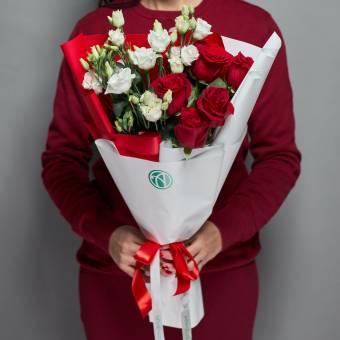 Букет из красных роз 50 см (Эквадор) и лизиантус - М в корейской упаковке