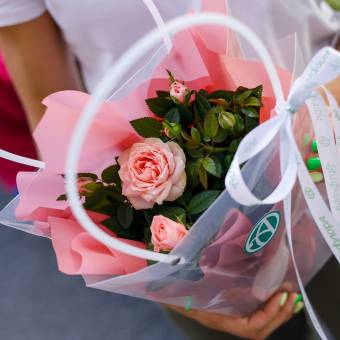 Роза Кордана в цветочной сумочке розовая