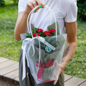 Роза Кордана в цветочной сумочке красная