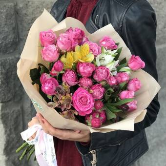 Букет из пионовидных кустовых роз Леди Бомбастик и альстромерии
