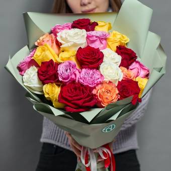 Букет из 25 роз яркий микс 40 см (Эквадор) в корейской упаковке