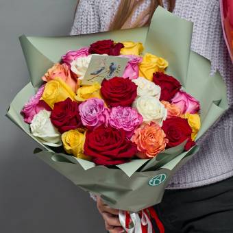Набор размер L с букетом 25 роз яркий микс 40 см (Эквадор) в корейской упаковке