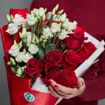 Букет из красных роз 50 см (Эквадор) и лизиантус - L в корейской упаковке