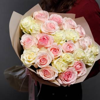 Букет из 25 белых и розовых роз 50 см (Эквадор)