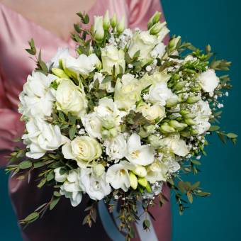 Букет невесты из роз, лизиантуса, фрезии и гипсофилы с эвкалиптом