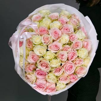 Букет из 51 розовой и белой розы 50 см (Эквадор)