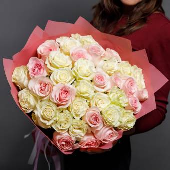 Букет из 35 белых и розовых роз 50 см (Эквадор)