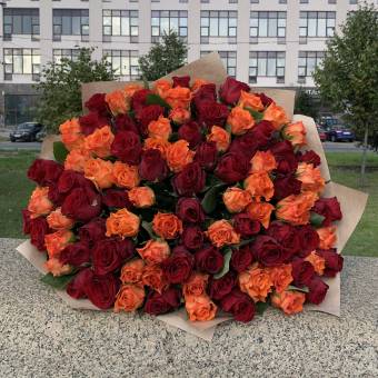 Букет из 101 красной и оранжевой розы 50 см (Кения)