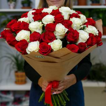 Букет из 51 красной и белой розы 50 см (Эквадор)