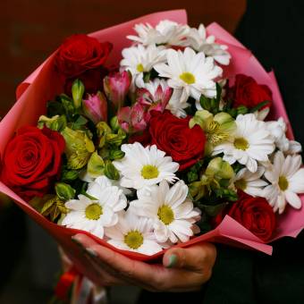 Букет из красных эквадорских роз, кустовых хризантем и альстромерии микс - S