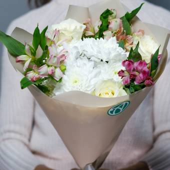 Букет из белых роз, хризантемы и альстромерии микс