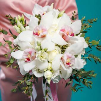 Букет невесты из орхидей, лизиантуса, роз с эвкалиптом