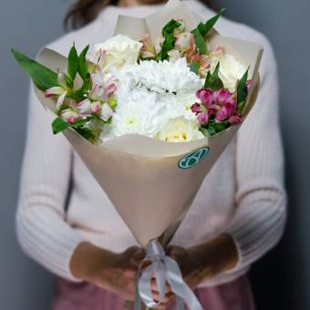 Букет с белыми розами, альстромерией и хризантемой