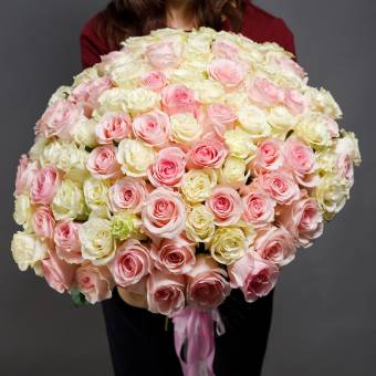 Букет из 101 белой и розовой розы 50 см (Эквадор)