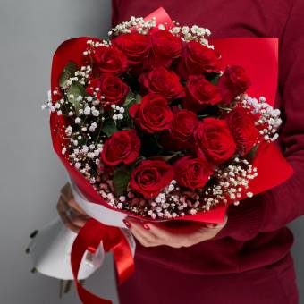 Букет из красных роз 50 см (Кения) и гипсофилы - М в корейской упаковке