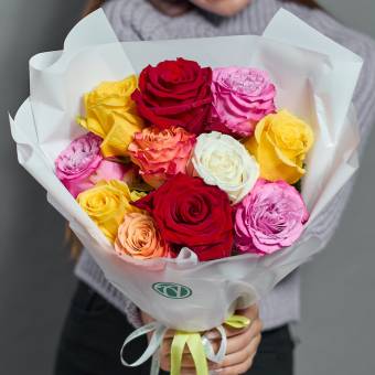 Букет из 11 роз яркий микс 40 см (Эквадор) в корейской упаковке