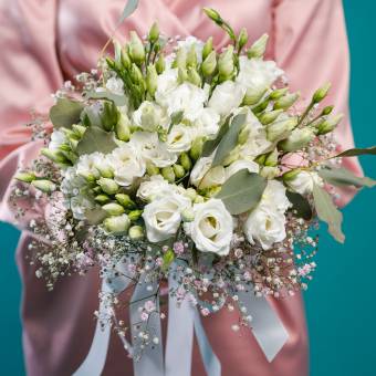 Букет невесты из белого лизиантуса и гипсофилы с эвкалиптом