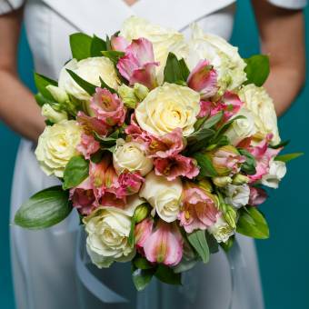 Букет невесты из роз, лизиантуса и альстромерии
