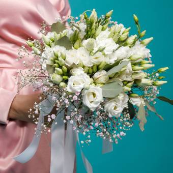 Букет невесты из белого лизиантуса и гипсофилы с эвкалиптом