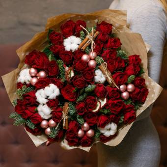 Новогодний букет из 51 красной розы 50 см (Кения)