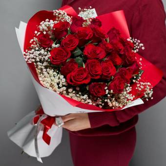 Букет из красных роз 50 см (Кения) и гипсофилы - L в корейской упаковке