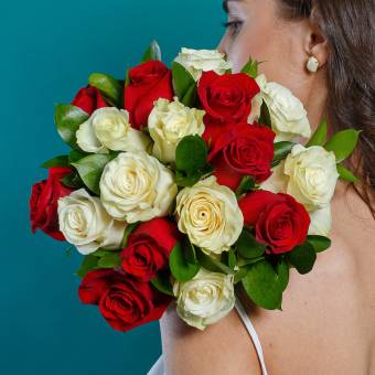 Букет невесты из красных и белых роз