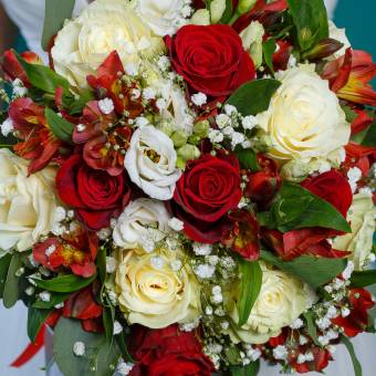 Букет невесты роз, лизиантуса, альстромерии и гипсофилы