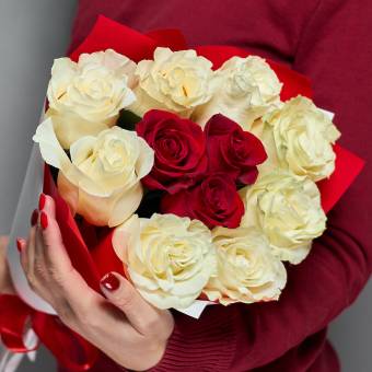 Букет из 11 красных и белых роз 50 см (Эквадор) в корейской упаковке