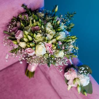 Набор букет невесты из роз, лизиантуса, гипсофилы и бутоньерка