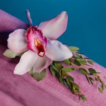 Набор букет невесты из орхидей, лизиантуса, фрезии, роз и бутоньерка